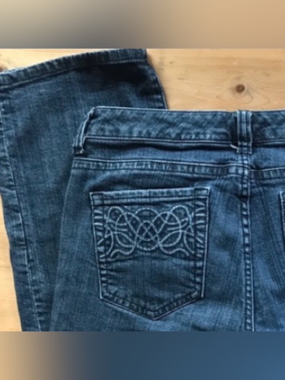 Chico’s Size 0 (4) Platinum Denim medium blue “Raleigh W Crop”